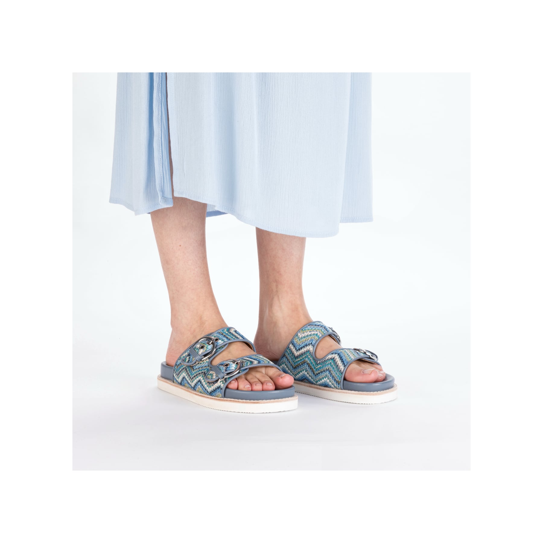 Mehrfarbige Rieker Damen Pantoletten V9584-91 mit einem Schnallen. Schuh am Fuß.