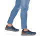 Azurblaue Rieker Herren Slipper 14852-14 mit Elastikeinsatz sowie geprägtem Logo. Schuh am Fuß.