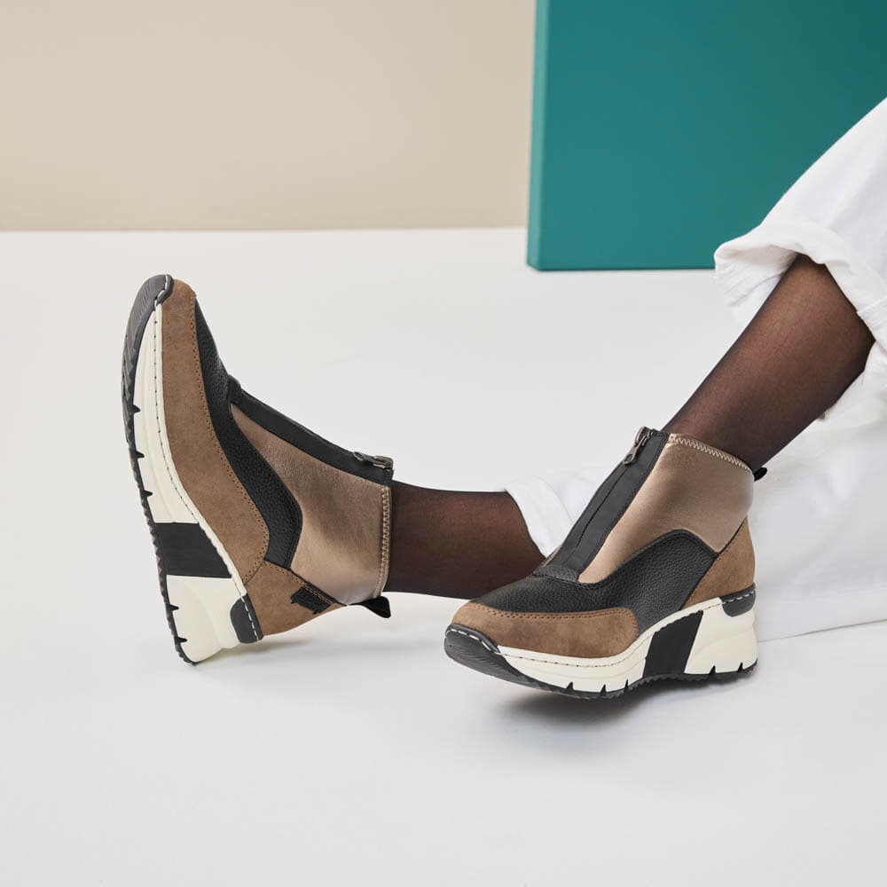 Braune Rieker Damen Sneaker High N6352-25 getragen