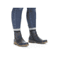 
Marineblaue Rieker Damen Kurzstiefel 73571-14 mit einer robusten Profilsohle. Schuh am Fuß