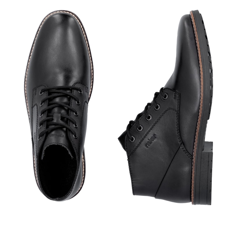 Schwarze Rieker Herren Schnürstiefel 33207-00 aus Glattleder mit einer Schnürung. Schuh von oben, liegend.