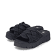 Nachtschwarze Rieker Damen Pantoletten V1008-00 mit geflochtenem Riemen. Schuhpaar seitlich schräg.