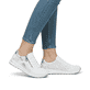 Weiße Rieker Damen Sneaker Low N1403-80 mit Reißverschluss sowie Extraweite H. Schuh am Fuß.