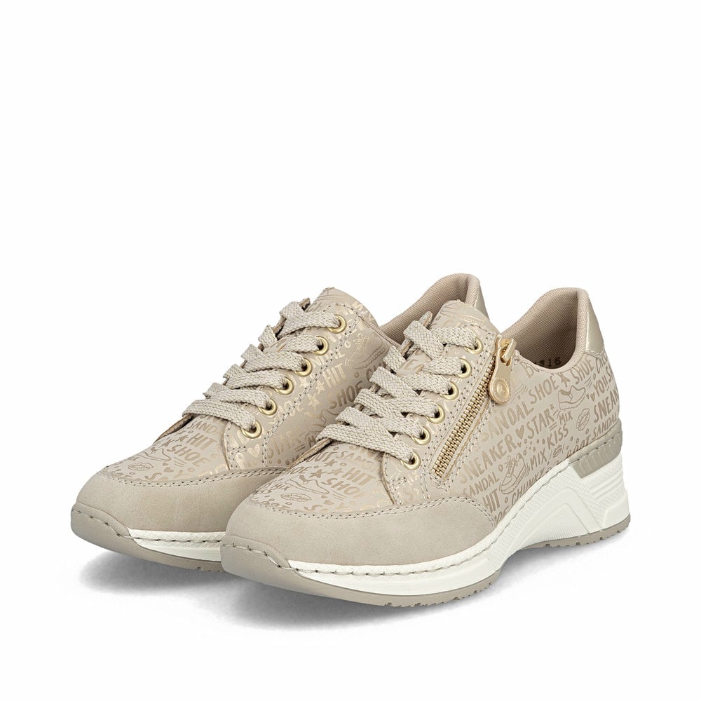 Baskets basses Rieker beiges pour femme N4316-62 avec finition métallisée. Chaussures inclinées sur le côté.
