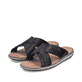 Schwarze Rieker Herren Pantoletten 21082-00 mit der Komfortweite G. Schuhpaar seitlich schräg.