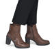 Dunkelbraune Rieker Damen Stiefeletten Y2567-22 aus Glattleder. Schuh am Fuß.