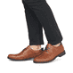 
Nougatbraune Rieker Herren Schnürschuhe 10316-24 mit Schnürung sowie einer Profilsohle. Schuh am Fuß