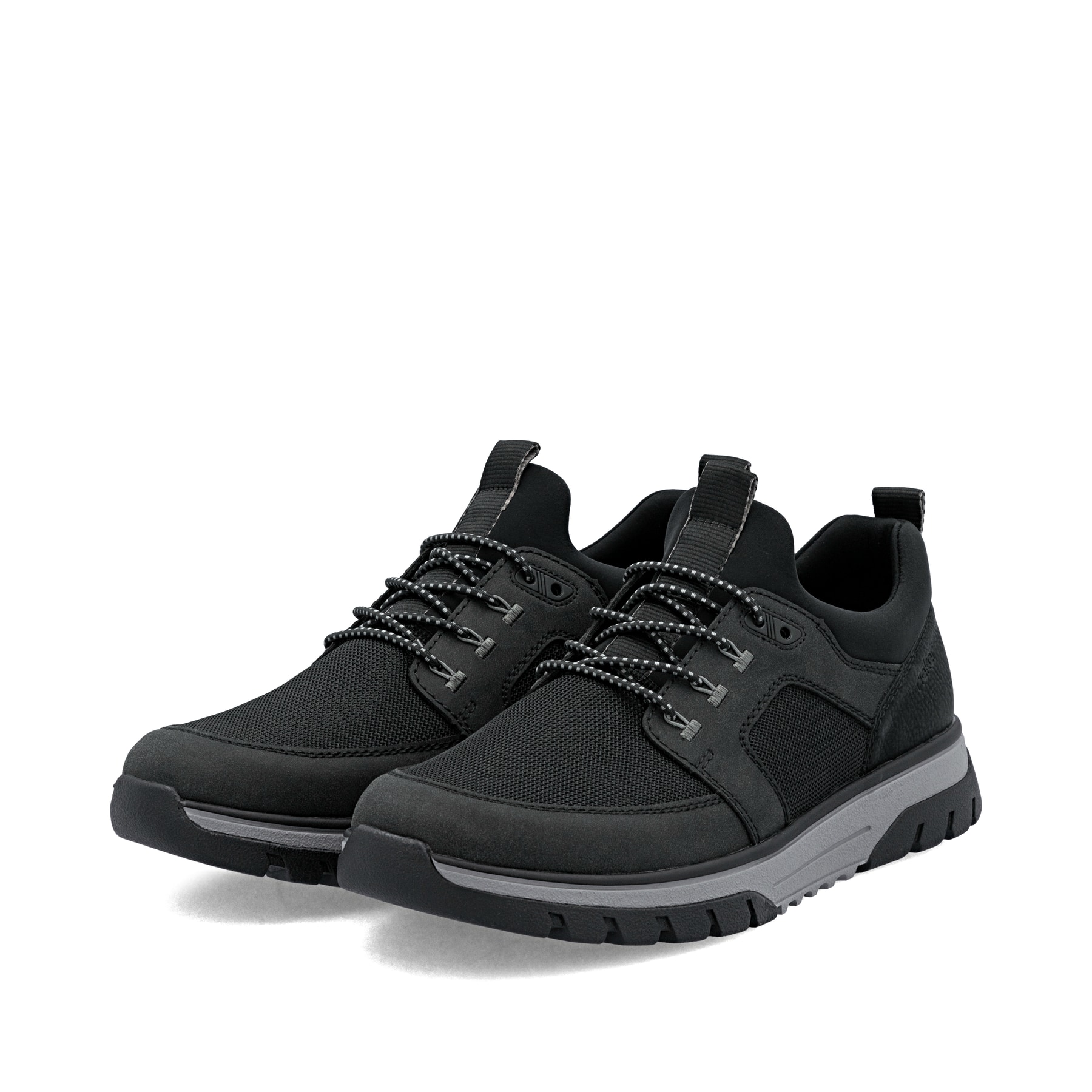 Schwarzgraue Rieker Herren Slipper B9351-00 mit Gummizug sowie der Extraweite H. Schuhpaar seitlich schräg.