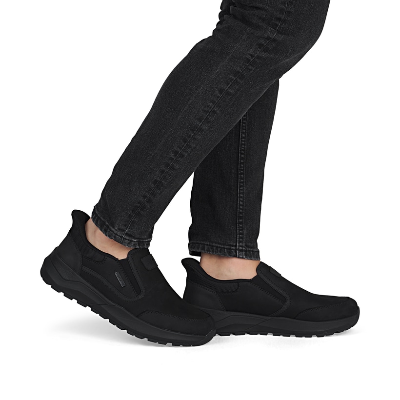 Mocassins Rieker noirs pour homme 06052-00 en cuir suédé. Chaussure au pied.
