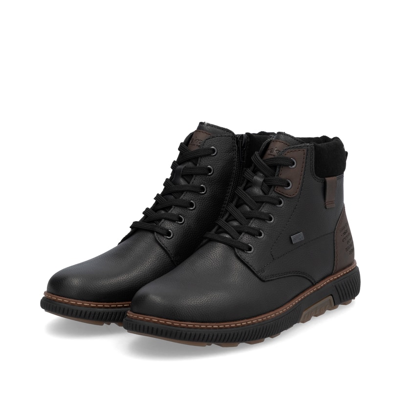 Schwarze Rieker Herren Schnürstiefel B3343-00 aus Glattleder. Schuhpaar seitlich schräg.