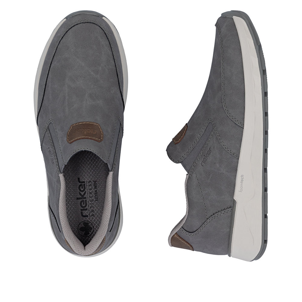Graue Rieker Herren Slipper 11550-42 mit einem Gummizug sowie der Extraweite H. Schuh von oben, liegend.