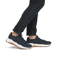 Blaue waschbare Rieker Herren Sneaker Low U1302-14 mit einer Schnürung. Schuh am Fuß.