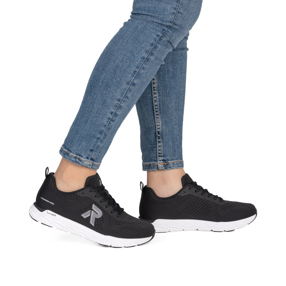 Baskets basses Rieker noires pour femme M9006-00 avec lacets. Chaussure au pied.