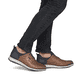 Braune Rieker Herren Slipper 14755-24 aus Glattleder. Schuh am Fuß.