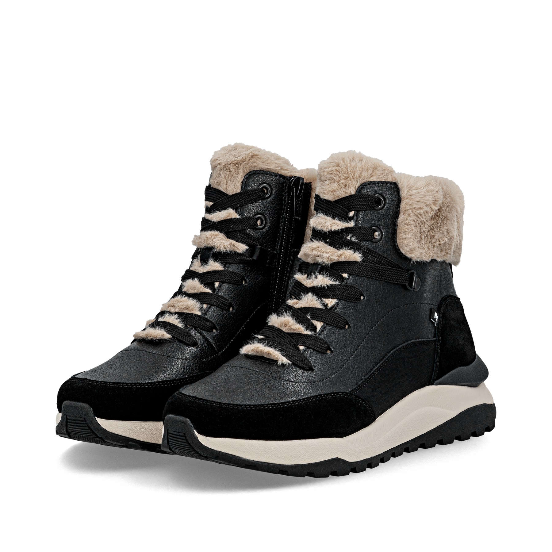 Schwarze Rieker Damen Schnürstiefel W2571-00 mit Reißverschluss sowie Fellkragen. Schuhpaar seitlich schräg.