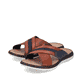 Braune Rieker Herren Pantoletten 25186-24 mit der Komfortweite G 1/2. Schuhpaar seitlich schräg.