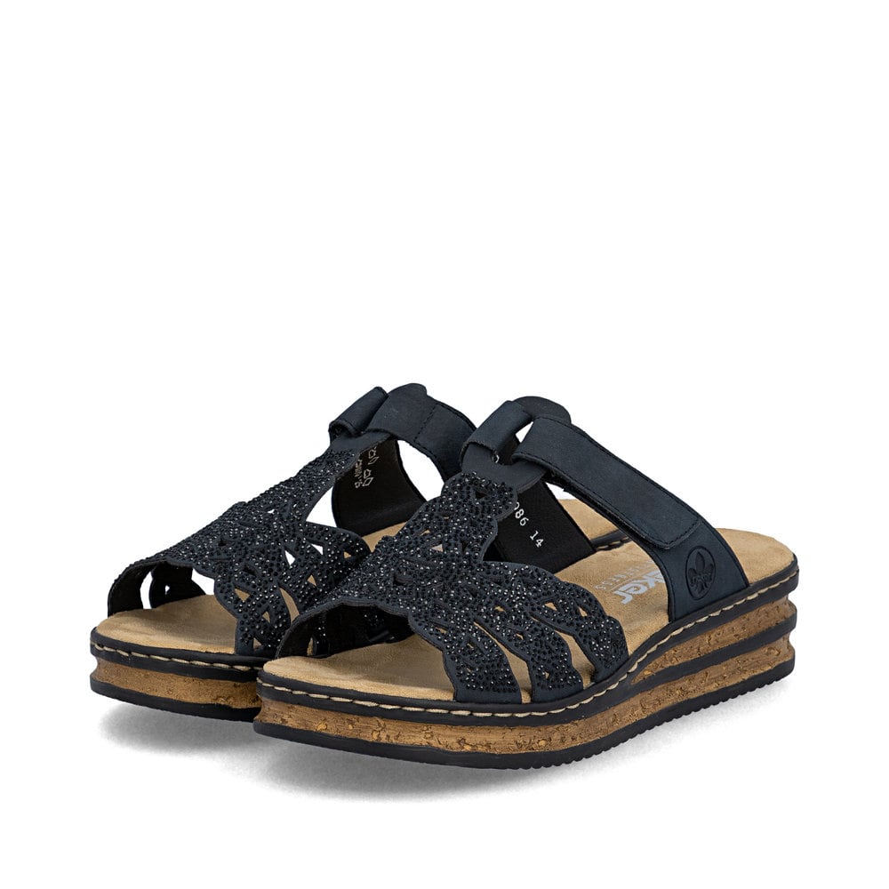 Blaue Rieker Damen Pantoletten 62986-14 mit Strasssteinen sowie Klettverschluss. Schuhpaar seitlich schräg.