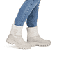 Taupefarbene Rieker Damen Kurzstiefel Z9450-60 mit umschlagbarem Schaft. Schuh am Fuß.