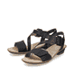 Schwarze Rieker Riemchensandaletten 63460-00 mit trendigen Schnalle. Schuhpaar seitlich schräg.