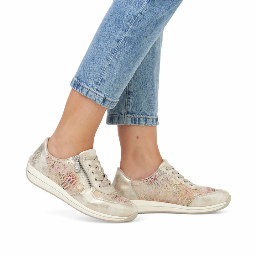 Mehrfarbige Rieker Damen Sneaker Low N1112-91 mit einem Reißverschluss. Schuh am Fuß.