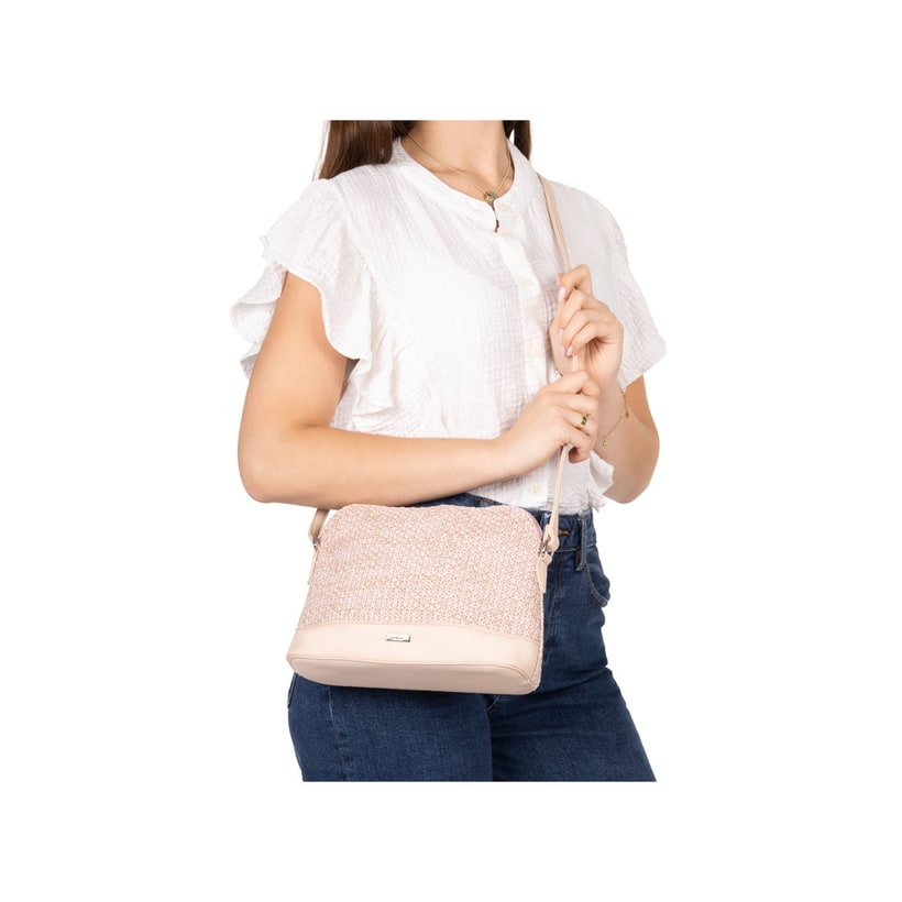 Sac à main Rieker H1510-93 rose avec fermeture éclair et compartiment antivol à l’arrière. Porté.