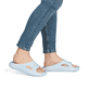 Blaue Rieker Damen Pantoletten W3450-11 mit flexibler und ultraleichter Sohle. Schuh am Fuß.