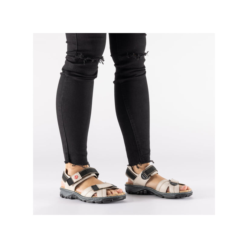 Weiße Rieker Damen Trekkingsandalen 68851-80 mit einem Klettverschluss. Schuh am Fuß.