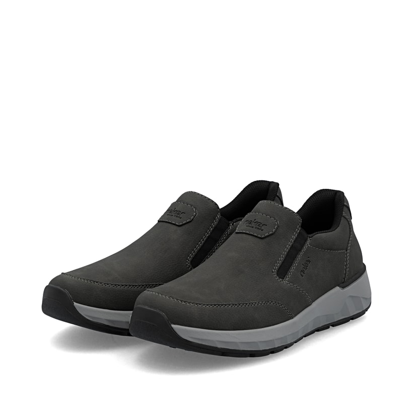 Dunkelgraue Rieker Herren Slipper 11550-45 mit einem Gummizug sowie Extraweite H. Schuhpaar seitlich schräg.