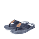 Marineblaue Rieker Herren Zehentrenner 21280-14 mit roter Sticknaht. Schuhpaar seitlich schräg.