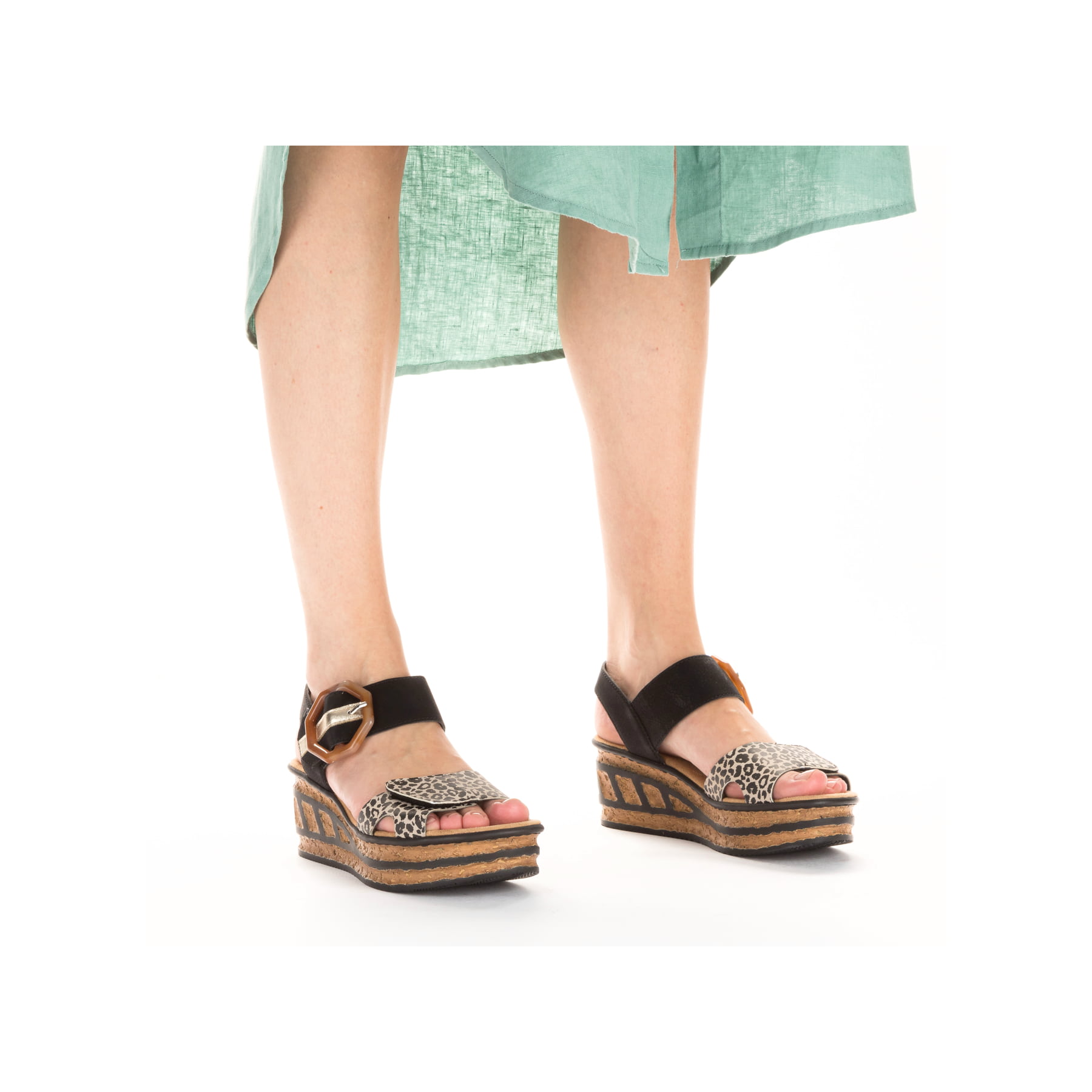 Schwarze Rieker Keilsandaletten 68176-00 mit trendigen Schnalle. Schuh am Fuß.