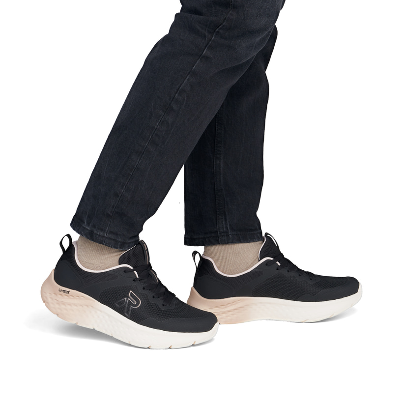 Schwarze Rieker Sport Damen Sneaker Low W4400-01. Schuh am Fuß.