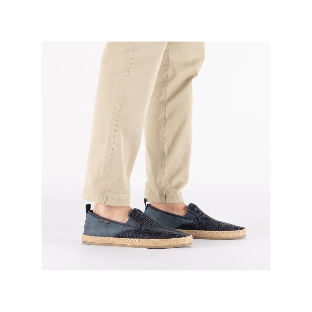 Blaue Rieker Herren Slipper B2661-14 mit einem Gummizug sowie der Komfortweite G. Schuh am Fuß.
