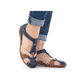 Blaue Rieker Damen Riemchensandalen M1655-14, Barfußschuhe mit Klettverschluss. Schuh am Fuß.