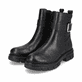 Schwarze Rieker Damen Kurzstiefel Z9174-00 mit Zierschnalle sowie Reißverschluss. Schuhpaar seitlich schräg.