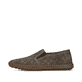 Braune Rieker Herren Slipper B2965-25 in Löcheroptik mit einem Gummizug. Schuh Außenseite.