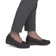 Dunkelbraune Rieker Ballerinas L5362-25 mit Deko-Schnalle. Schuh am Fuß.