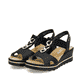Schwarze Rieker Keilsandaletten 67498-00 mit Gummizug sowie sehr leichter Sohle. Schuhpaar seitlich schräg.
