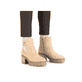 
Braunbeige Rieker Damen Chelsea Boots Y8554-60 mit einer Profilsohle mit Blockabsatz. Schuh am Fuß