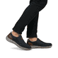 Blaue Rieker Herren Slipper 03053-14 mit einem Gummizug sowie der Extraweite H. Schuh am Fuß.