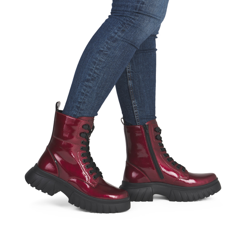 Kirschfarbene Rieker Damen Schnürstiefel W1870-35 aus Lackleder. Schuh am Fuß.