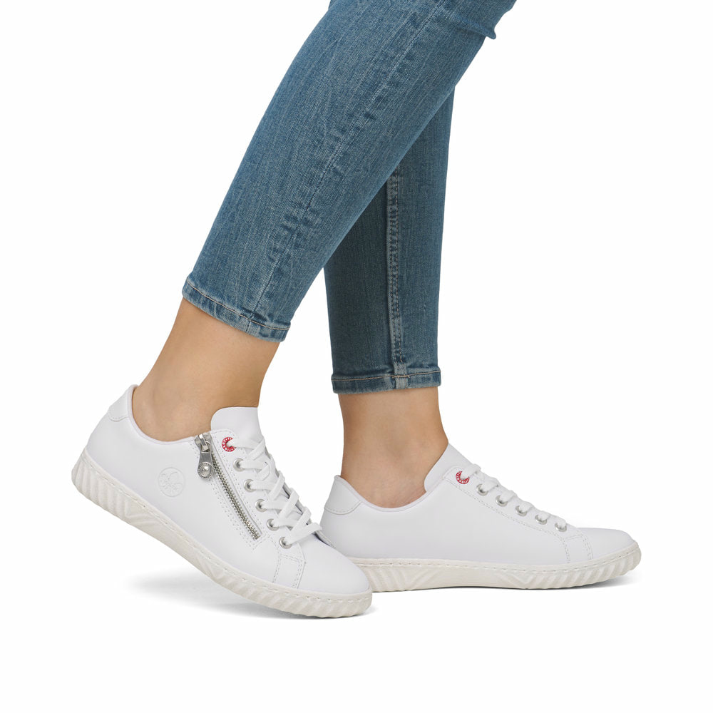 Baskets basses Rieker blanches pour femme N0900-81 en cuir lisse. Chaussure au pied.