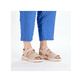 Beige Rieker Damen Riemchensandalen V8554-60 mit trendigen Schnalle. Schuh am Fuß.