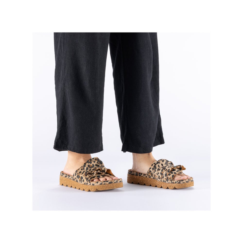 Braune Rieker Damen Pantoletten V8763-61 mit modischen Raffungen. Schuh am Fuß.