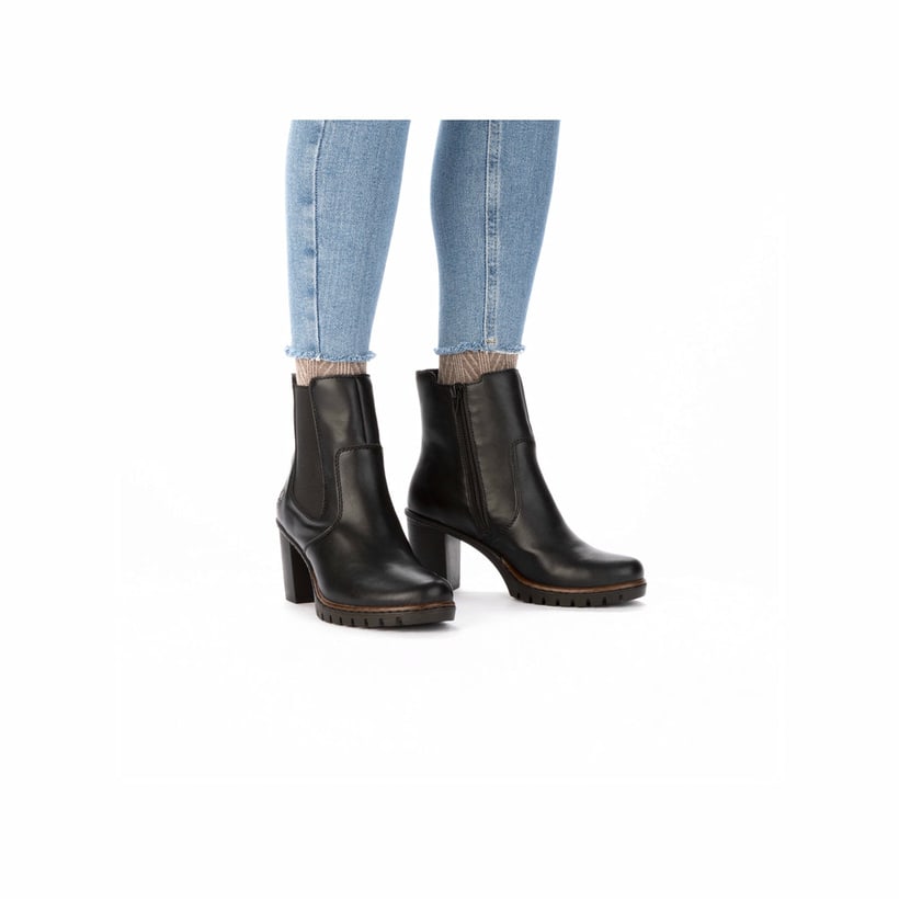 Schwarze Rieker Damen Stiefeletten Y2580-00 mit einem Reißverschluss. Schuh am Fuß.