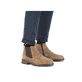 
Sandbeige Rieker Herren Chelsea Boots 32051-64 mit einer robusten Profilsohle. Schuh am Fuß