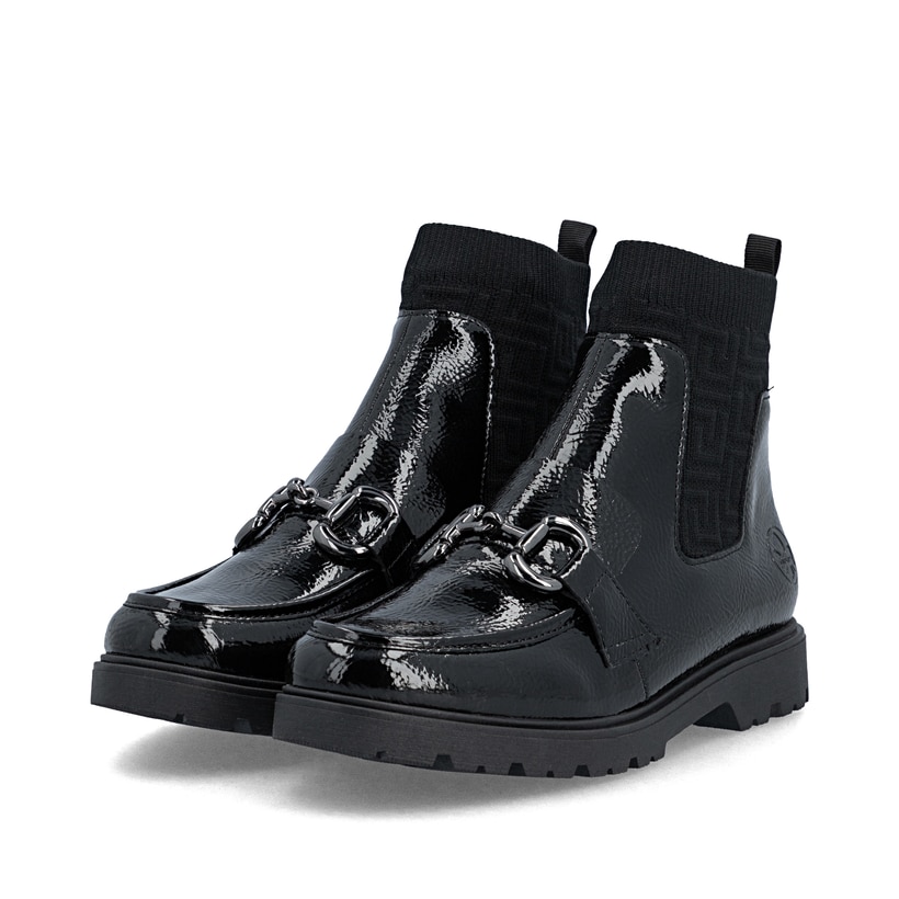 Schwarze Rieker Damen Kurzstiefel 45573-00 mit Schmuckelementen sowie Gummizug. Schuhpaar seitlich schräg.