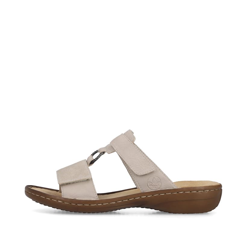 Beige Rieker Damen Pantoletten 60885-62 mit Schmuckelementen. Schuh Außenseite.