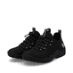 Schwarze Rieker Damen Slipper L0550-01 mit einem Gummizug. Schuhpaar seitlich schräg.