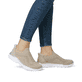 Beige Rieker Damen Slipper M5072-62 mit Gummizug sowie einer ultraleichten Sohle. Schuh am Fuß.