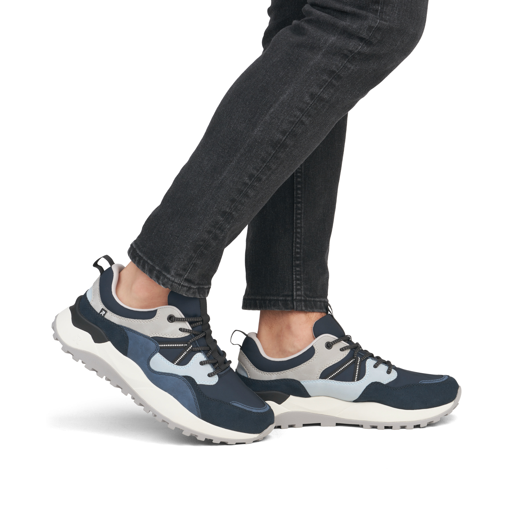 Blaue Rieker Herren Sneaker Low U1301-14 mit Schnürung sowie flexibler Sohle. Schuh am Fuß.